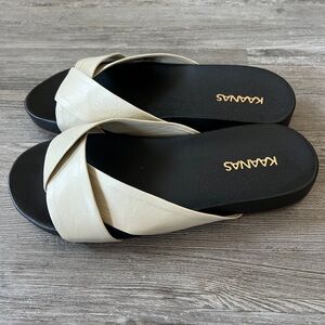 NEW KAANAS tawau leather slide in off white. Size 8